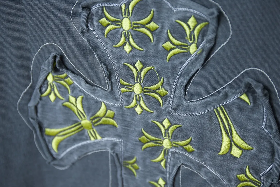 🅿️230 Ch*ome Hearte 25SS early spring new style Croix heart patch embroidered logo short sleeves Light luxury essential item for daily commuting for men and women Correct version Welcome to compare Detailed features · 320g 100% pure cotton double yarn jersey fabric · Custom dyed in the same vat with special thickened 32 count double-ply 1X1 thread · Front and back patch embroidery of Croix heart pattern · Ready-made garment dyeing Then do the faded fried snowflake process, then wash and make it look old · General washing to improve the effect · Double-needle stitching and seam-crossing process · Original main mark, washed tag, brand moisture-proof paper packaging Color: black gray red/black gray yellow Size: S/M/L/XL